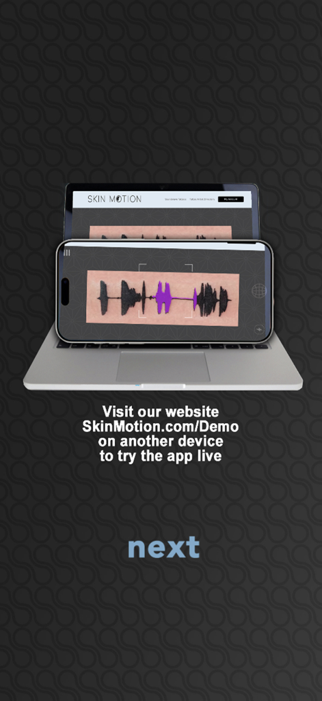 Un smartphone escaneando un tatuaje de onda sonora en la piel frente a una laptop que muestra el sitio web de Skin Motion.