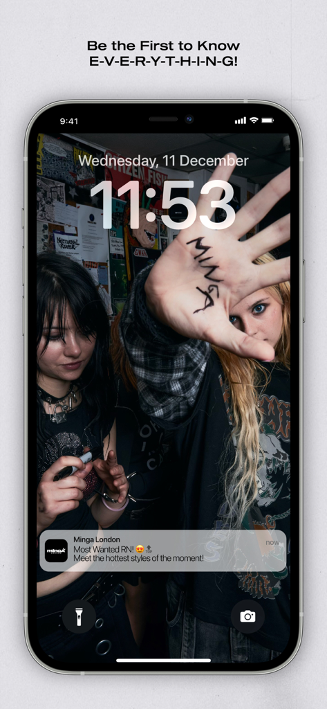 Minga London US - Tela de bloqueio do smartphone mostrando uma notificação push do aplicativo Minga London US sobre novos lançamentos de moda.