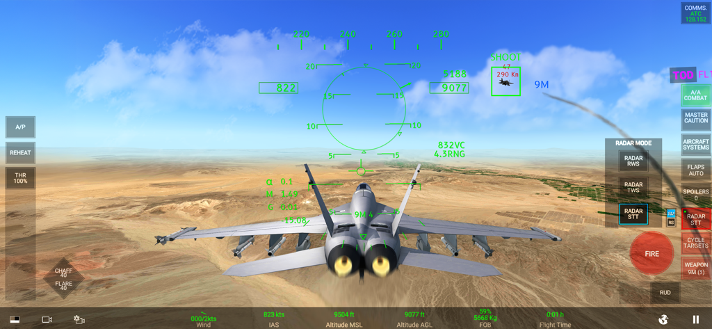 RCS - Real Combat Simulator - Un avión de combate volando sobre un paisaje desértico en RCS Real Combat Simulator con una pantalla de visualización detallada y un bloqueo de radar sobre un objetivo.