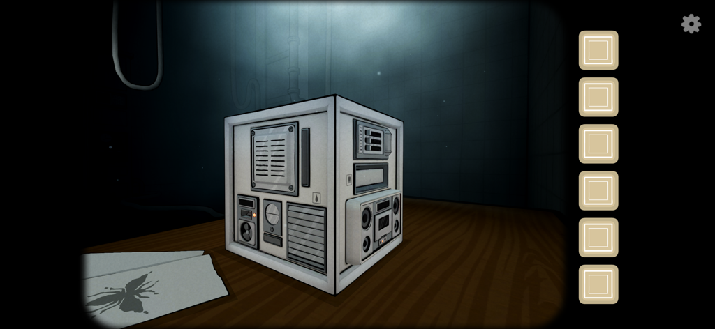 Un cubo de rompecabezas mecánico blanco sobre una mesa de madera en un entorno oscuro