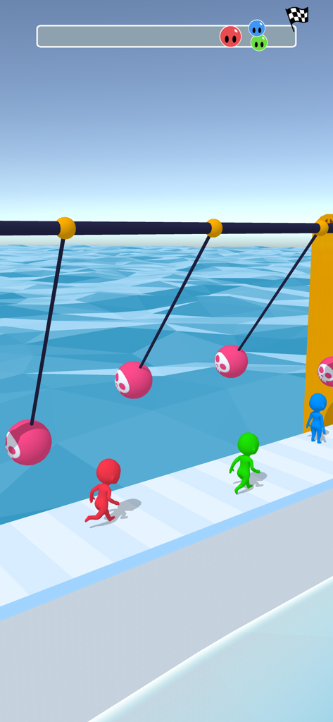 Bunte Charaktere rasen in Fun Run 3D über eine Plattform über Wasser und weichen schwingenden Pendelhindernissen aus.