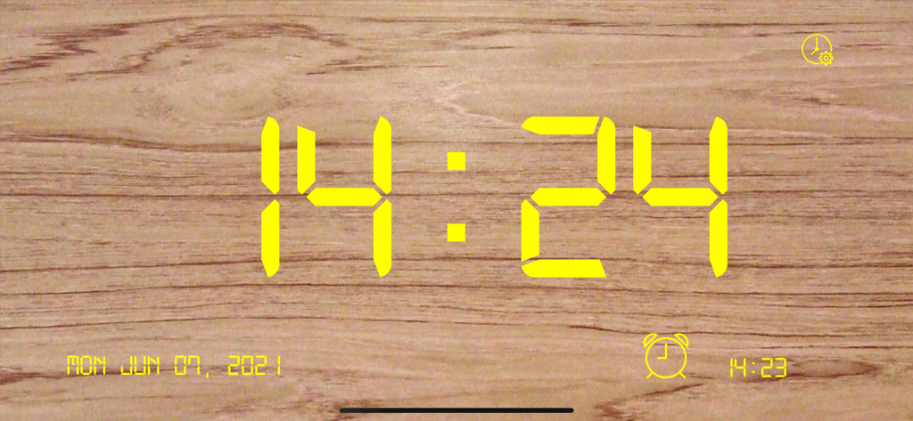 Digitales Uhrendisplay mit großen gelben Ziffern und einem Hintergrundthema in Holzoptik