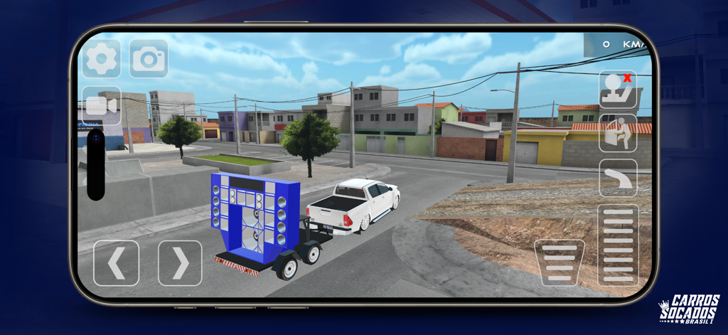 Carros Socados Brasil - Ein weißer Pickup-Truck schleppt eine große blaue Schallwand durch ein brasilianisches Viertel im Spiel Carros Socados Brasil.