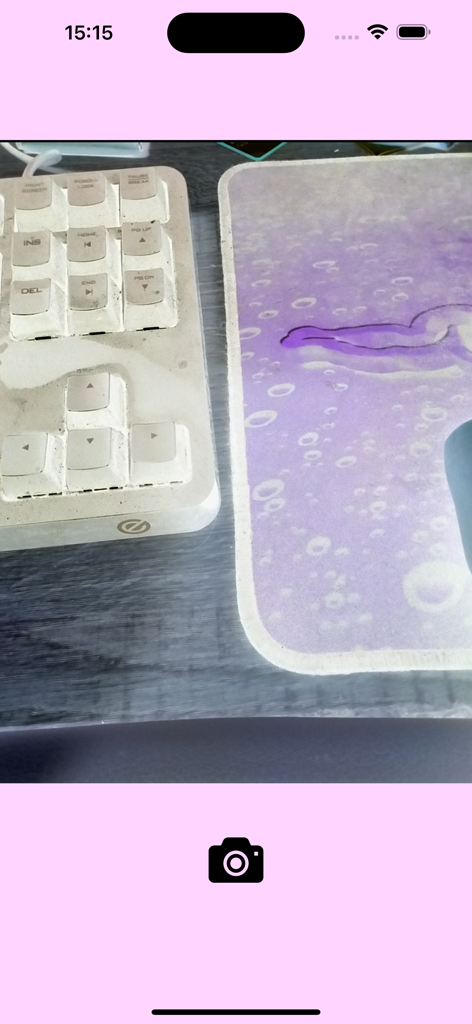 Negative Image Camera - Interfaz de la app Cámara de Imagen Negativa mostrando una foto de un teclado y mousepad con efectos de color invertido