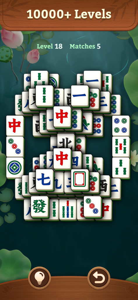 Pantalla del juego Mahjong Koi Solitario con piezas grandes y un sereno estanque de lotos de fondo.