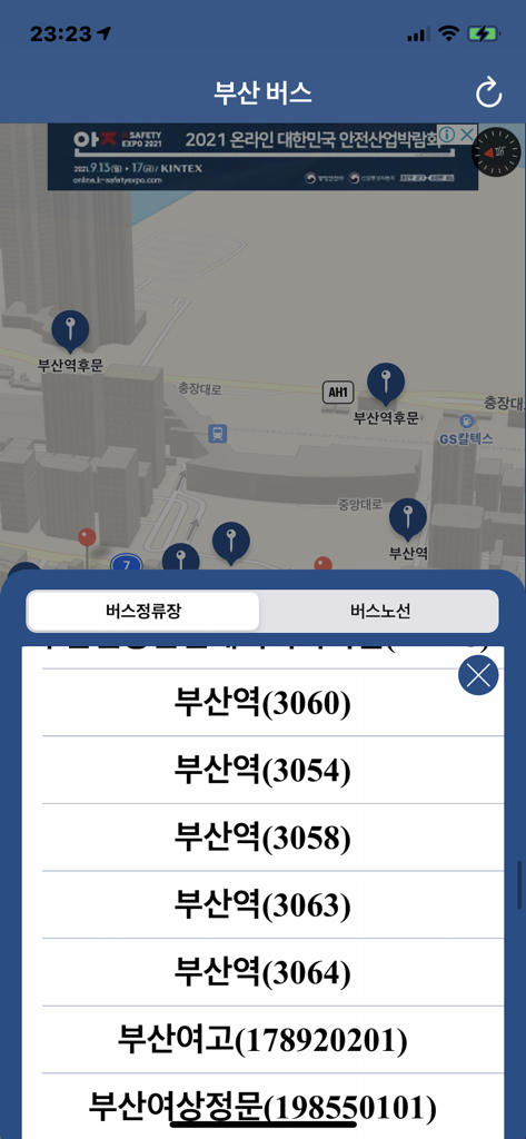 부산 버스 (Busan Bus) - 부산광역시 - 버스 정류장 핀과 근처 버스 정류장 목록 팝업이 표시된 도시 지도를 보여주는 부산 버스 앱 인터페이스.