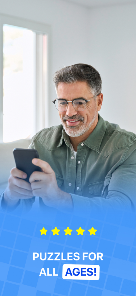 Daily Crossword Puzzles - EN - Un uomo maturo sorride mentre usa un'app di cruciverba sul suo smartphone con uno striscione che dice Puzzle per tutte le età