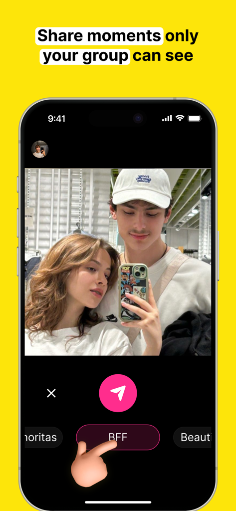 Interface do aplicativo Snap It mostrando uma selfie de casal sendo compartilhada com um grupo privado de melhores amigos