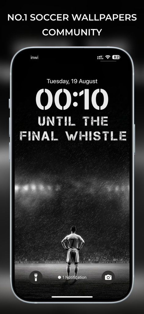 iPhone-Sperrbildschirm zeigt ein schwarz-weißes Fußball-Wallpaper von Cristiano Ronaldo in einem Stadion mit dem Text 'until the final whistle'