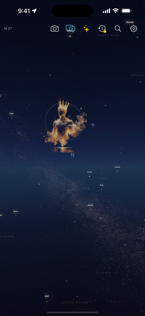 Captura de pantalla de la interfaz de la aplicación Guía de Constelaciones que muestra un mapa estelar del cielo nocturno con una obra de arte celestial dorada de una figura coronada y constelaciones etiquetadas como Cisne y Caballo Menor.