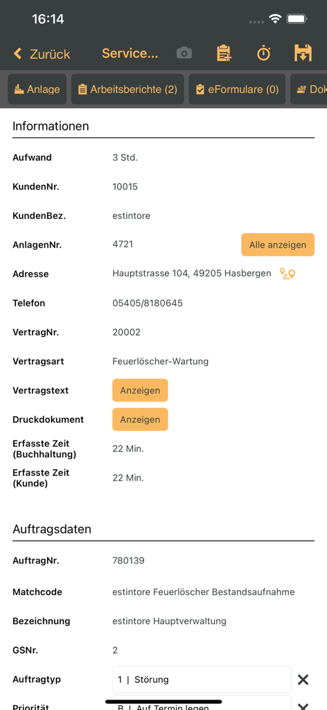 Außendienstauftragsbildschirm in der esmobile 14 App mit Kundeninformationen und Details zur Wartung von Feuerlöschern.