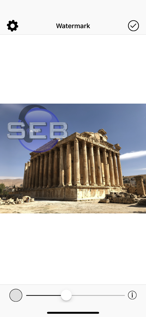 WaterMark App-Oberfläche, die ein benutzerdefiniertes Logo über einem Landschaftsfoto zeigt