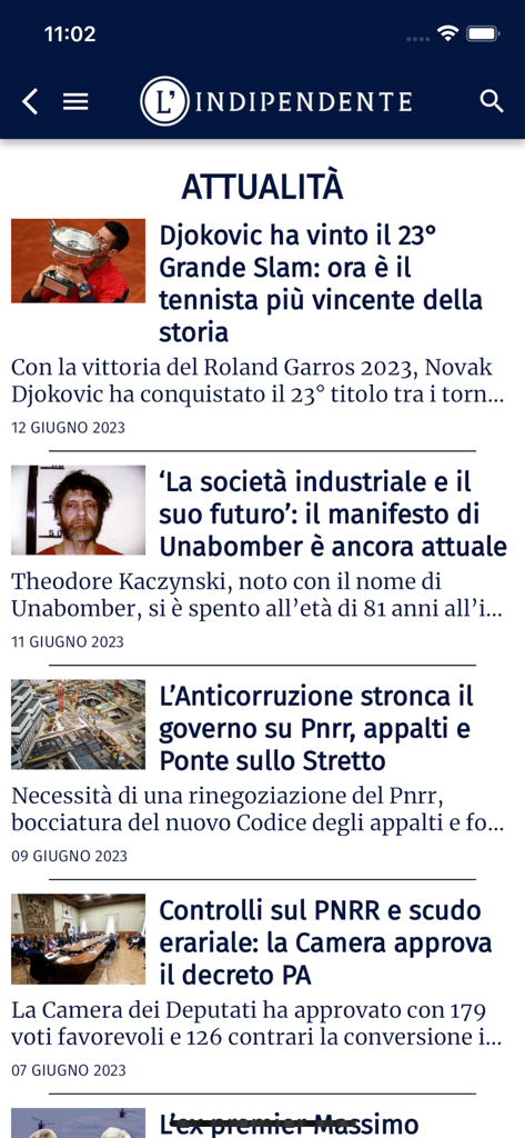 L'Indipendente 모바일 앱의 인터페이스가 깔끔하고 미니멀한 디자인으로 이탈리아어로 된 현재 뉴스 기사 목록을 보여줍니다.