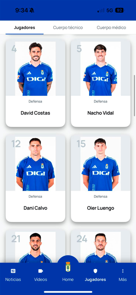 Real Oviedo - Official App - Interfaz de la aplicación móvil mostrando una lista de jugadores de fútbol del Real Oviedo con sus fotos y nombres.