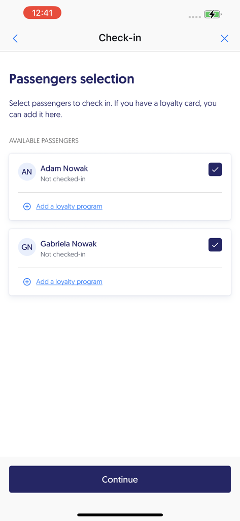 LOTポーランド航空アプリのモバイルチェックイン画面。複数旅行者の乗客選択を表示しています。