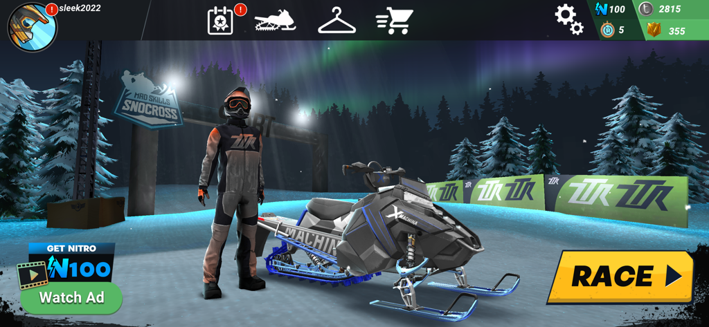 Mad Skills Snocross - Tela de menu do jogo Mad Skills Snocross apresentando um piloto e uma motoneve personalizável em uma paisagem noturna nevada