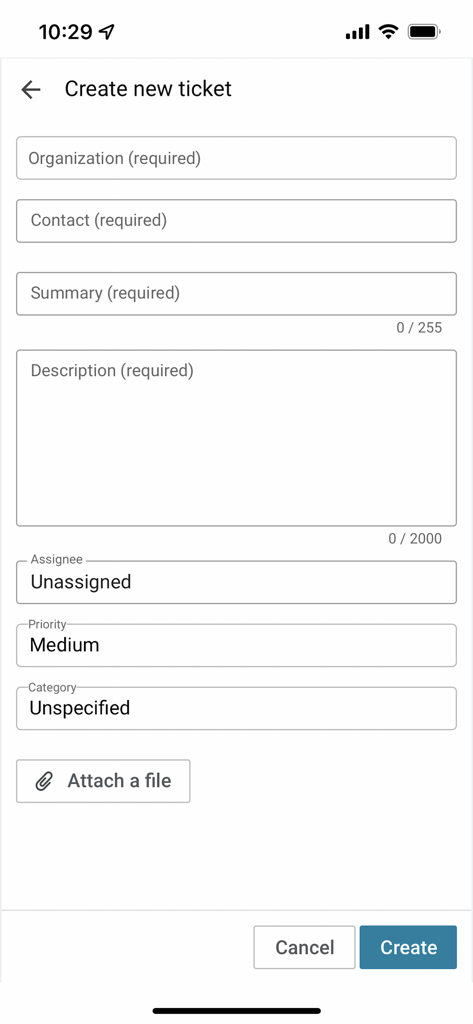 Pantalla de creación de ticket en la aplicación móvil Spiceworks Help Desk que muestra un formulario con campos para organización, resumen y descripción