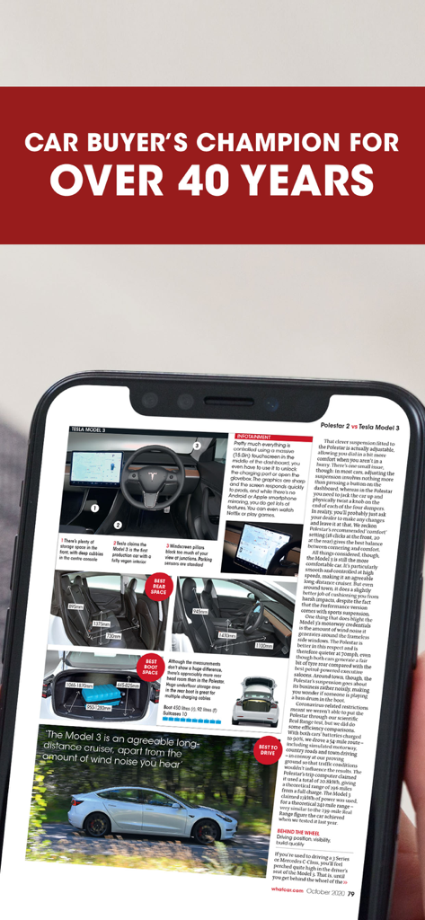 Um smartphone exibindo um artigo detalhado de revisão de carro para o Tesla Model 3 dentro do aplicativo What Car
