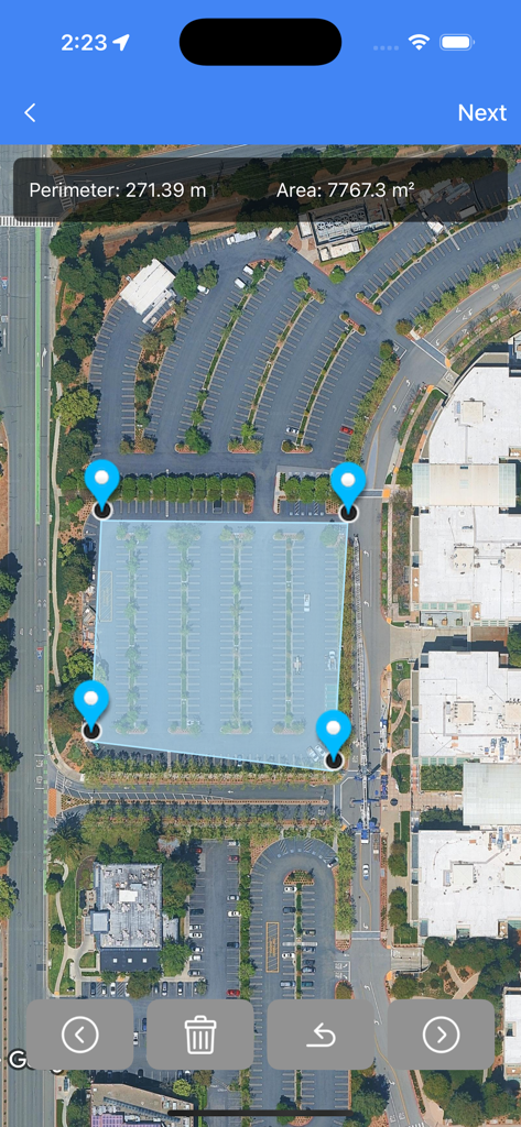 GPS Area Measure - FieldCal - Uma visualização de mapa de satélite mostrando a área medida e o perímetro de um estacionamento usando marcadores de GPS azuis