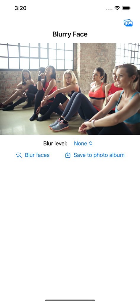 Interfaccia dell'app Blurry Face che mostra un gruppo di persone in palestra con un'opzione per sfocare i volti