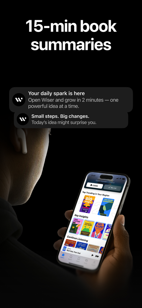 Wiser: Bite-Sized Learning - Un teléfono inteligente mostrando la interfaz de la aplicación Wiser con resúmenes de libros concisos y notificaciones diarias.