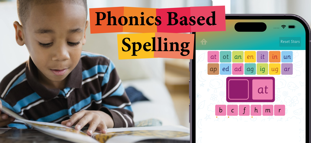 Eine Junge liest ein Buch neben einem Smartphone, das ein phonikbasiertes Rechtschreibspiel für CVC-Wörter anzeigt.