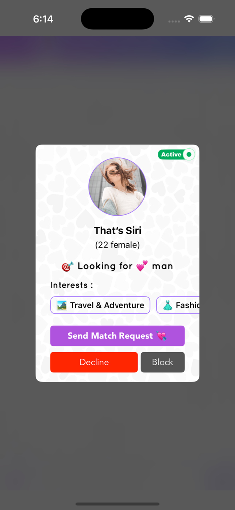 Una tarjeta de perfil en la aplicación Hi5 Match para una usuaria llamada Siri mostrando sus intereses y opciones de emparejamiento