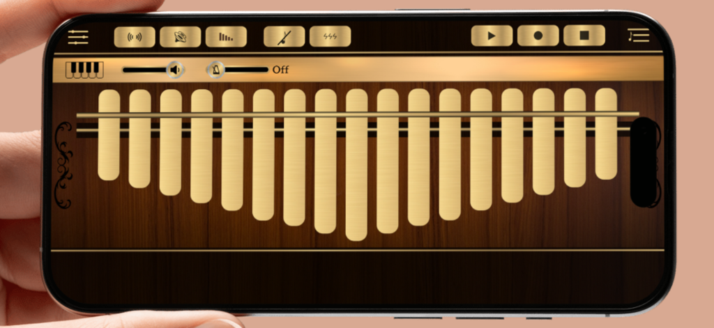 Kalimba Simアプリを表示するスマートフォンのインターフェース。リアルな木製と金属製の親指ピアノのキーと音楽録音コントロールが表示されています。