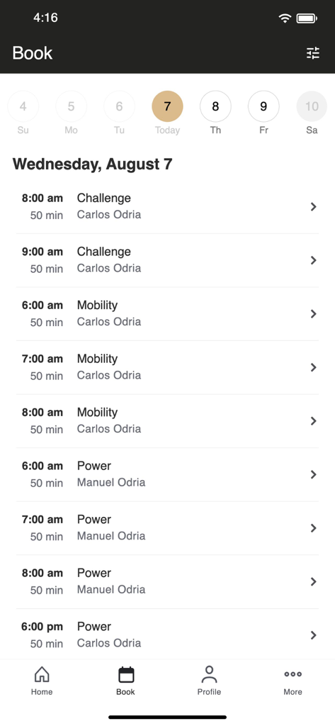 BROX - Interfaccia dell'app BROX che mostra un programma giornaliero di lezioni di fitness come Challenge Mobility e Power per la prenotazione da parte dell'utente.