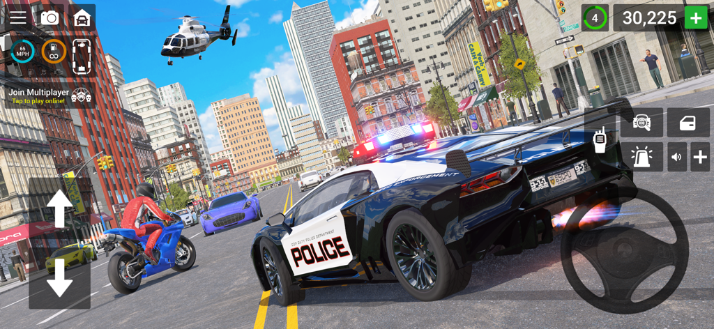 Jugabilidad de Police Simulator Cop Car Duty mostrando un superdeportivo de policía persiguiendo una motocicleta por una ciudad con un helicóptero en el cielo