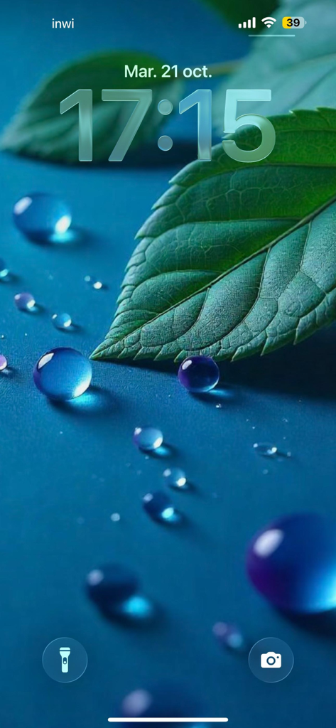 Nahaufnahme eines grünen Blattes mit kristallklaren Wassertropfen auf einem blauen ästhetischen Hintergrund für das iPhone