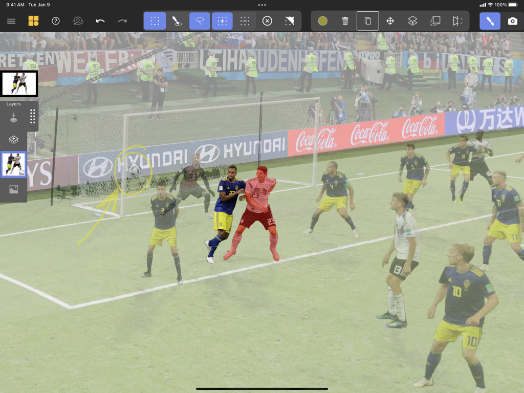 Räumliche Zeichnung und Anmerkungen über einem Fußballspielbild in der Oberfläche der App Mental Canvas Draw