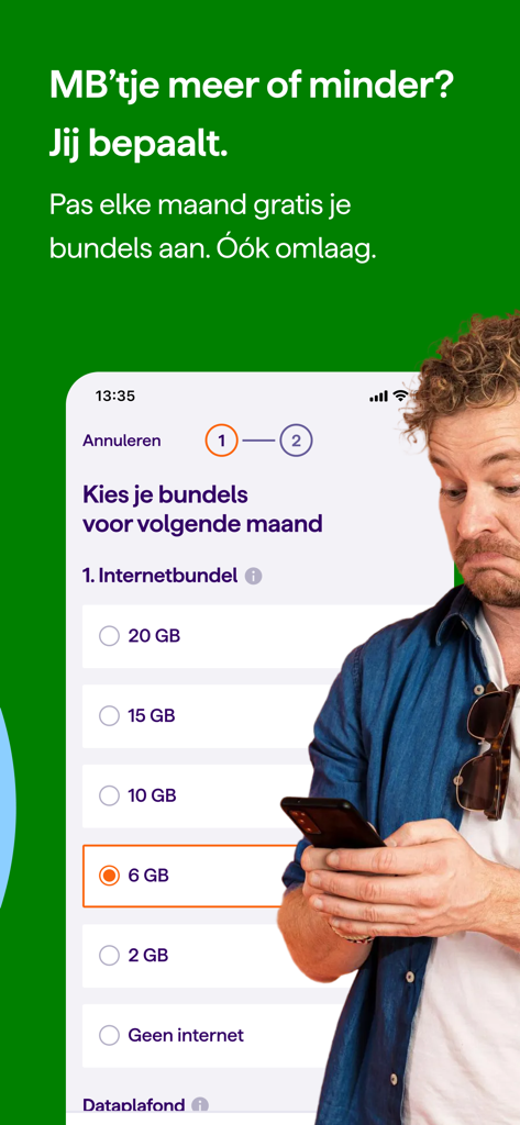 Un hombre usando la app Mi Simyo para ajustar su paquete de datos mensual con varias opciones de GB mostradas en la pantalla