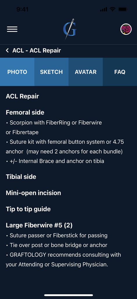 Schermata dell'app Graftology che mostra i passaggi chirurgici tecnici e i materiali per la riparazione del LCA.