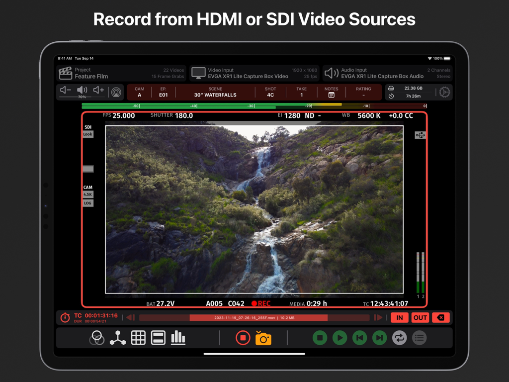 Interfaz de la aplicación Video Assist en iPad mostrando una vista en vivo de una cascada con herramientas de monitorización profesionales y metadatos