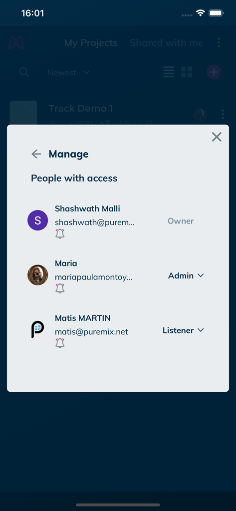 Mixup.audio - Una pantalla en la aplicación Mixup audio que muestra la gestión de acceso de usuarios con roles de propietario, administrador y oyente.
