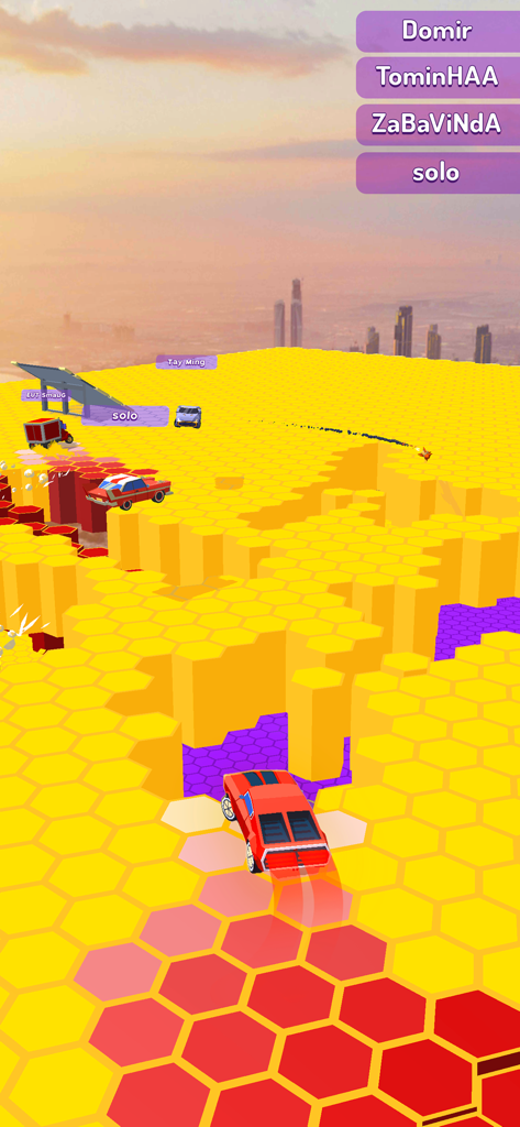 Race Arena - Fall Car Battle - Un coche rojo derrapando en una plataforma de baldosas hexagonales que desaparecen en Race Arena.