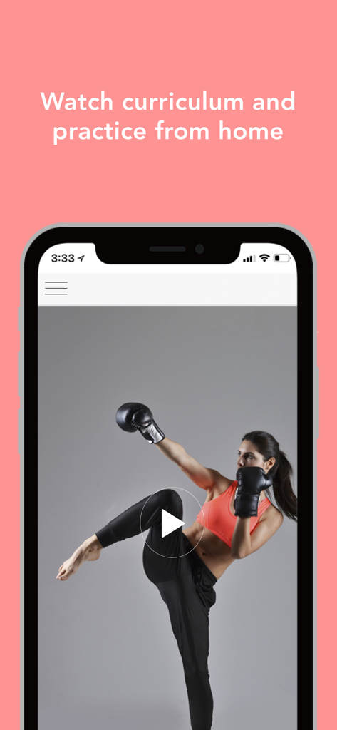 Pantalla de la app MyStudio mostrando un video instructivo de artes marciales con el texto Mira el currículum y practica desde casa