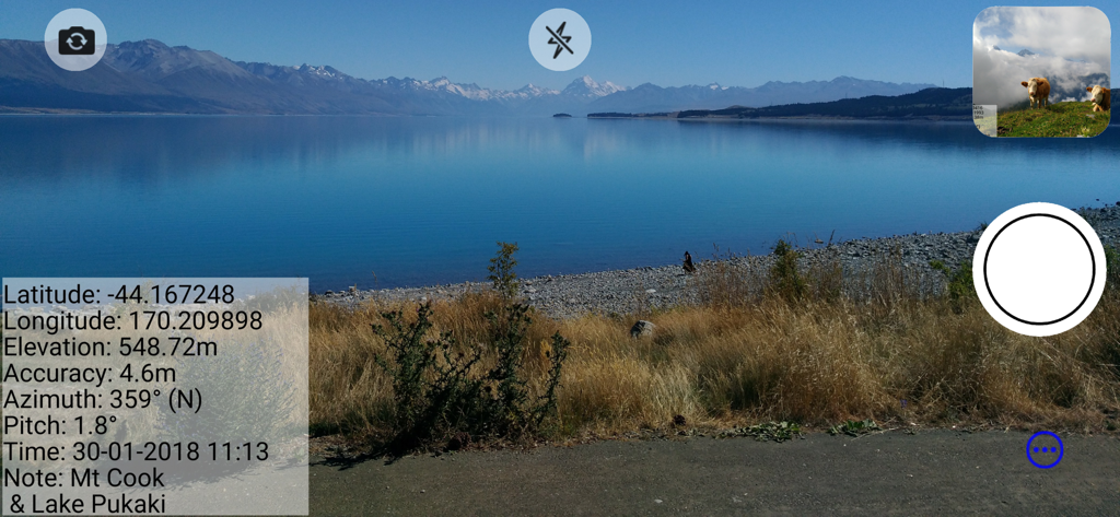 NoteCam - photo with notes - NoteCamのカメラインターフェース。風景写真にGPS座標、高度、方位角、タイムスタンプのオーバーレイが表示されています。