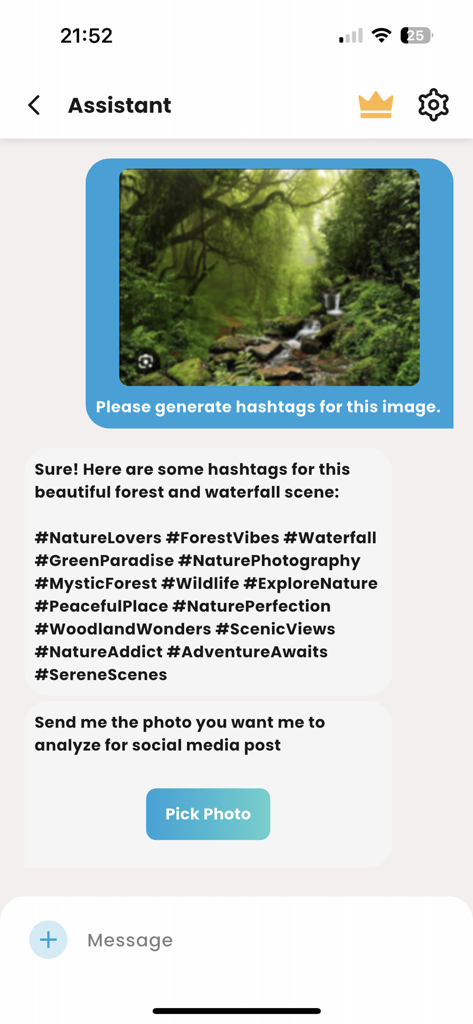 Interface d'assistant IA générant une liste de hashtags sur le thème de la nature pour une photo téléchargée d'une forêt et d'une cascade