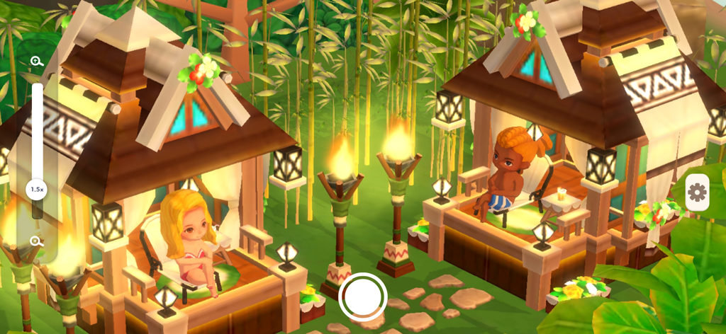 My Little Paradise: Island Sim - Dos personajes relajándose en acogedoras cabañas tropicales por la noche con antorchas brillantes y bambú