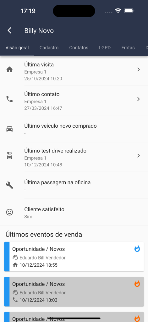 Aplicativo móvel CRM Syonet mostrando o perfil de um cliente com histórico de visitas, test drives e oportunidades de vendas recentes.