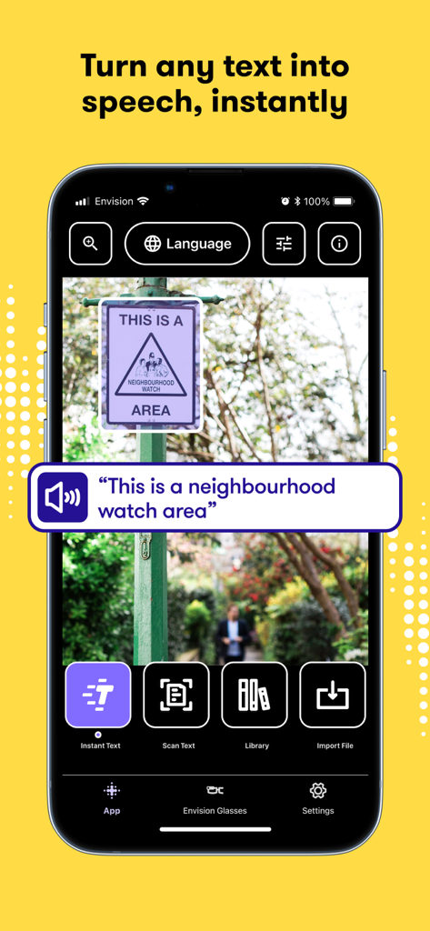 Envision AI - Envision AIアプリのインターフェースが道路標識をスキャンし、テキストを音声に変換しています