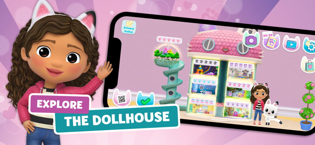 Gabby saludando junto a una colorida casa de muñecas virtual con múltiples niveles y personajes.