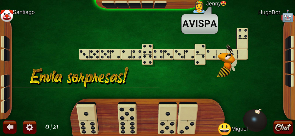 Dominó en Español - Une partie de Domino en Espanol montrant une animation de guêpe surprise déclenchée pendant le jeu en ligne.