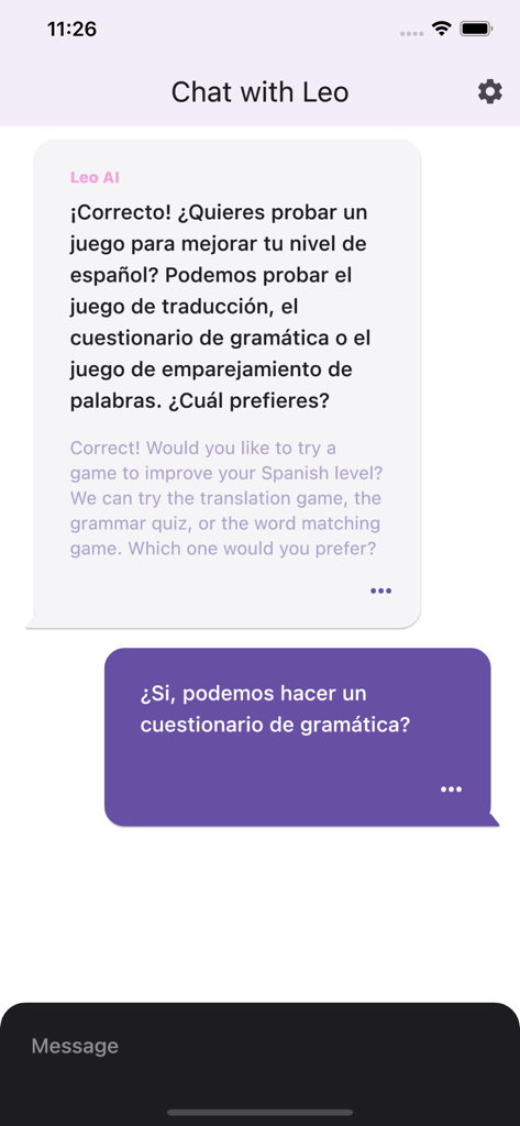 Interfaz de la aplicación The Leo AI que muestra una lección de conversación en español con un tutor de IA que incluye traducciones al inglés.