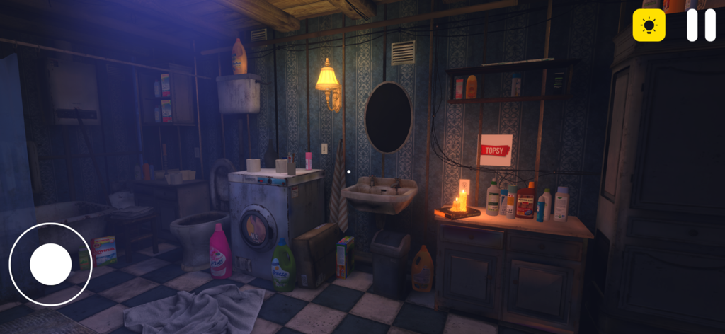 Anomalies Horror Detective - Uma cena de casa de banho escura e sinistra em Anomalies Horror Detective com uma máquina de lavar roupa e prateleiras desordenadas sob luz fraca.