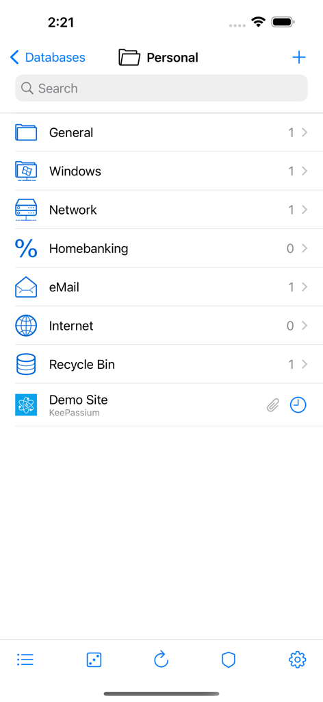 Captura de pantalla de la aplicación KeePassium Pro que muestra una lista de carpetas organizadas de bases de datos de contraseñas como Red de Windows y Correo electrónico