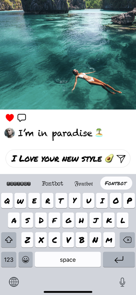 Un teclado de fuentes personalizado que se usa para escribir un comentario estético en una publicación de redes sociales que muestra a una mujer flotando en agua tropical.