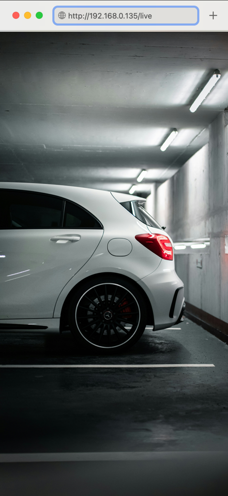 Feed ao vivo de câmera de segurança de um carro em uma garagem mostrado em um navegador web